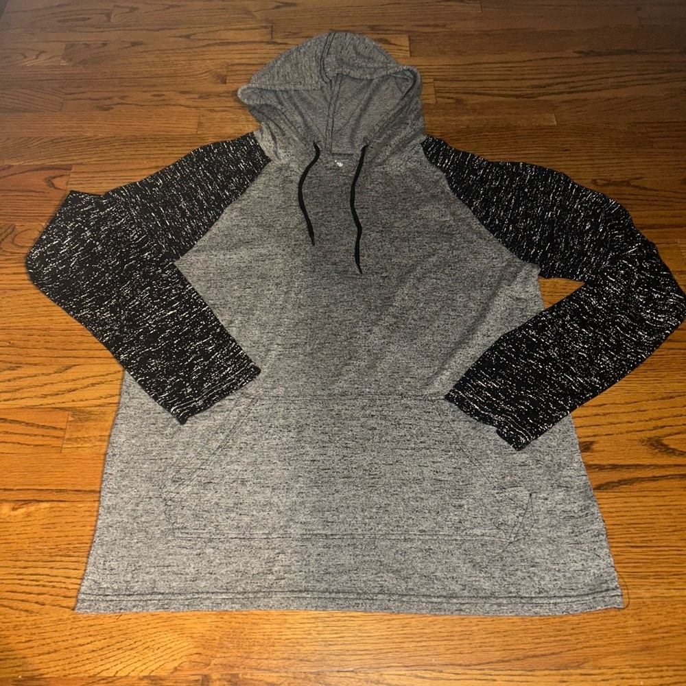 Hooded long sleeve shirt with pockets